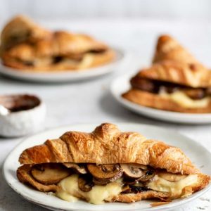 Круасан з куркою та сиром