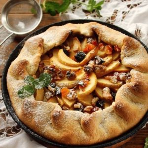 галета (пиріг, кіш) з яблуками горіхами та корицею