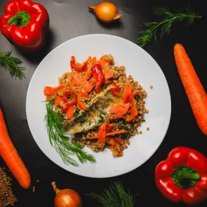 Гречка з рибою та овочами