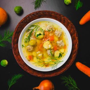 Фрикаделькова зупа з брюсельською капустою